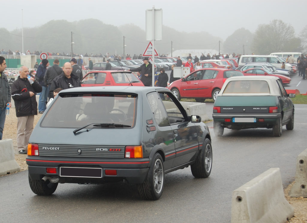 021-Peugeot_205_GTI_avec_jantes_PTS
